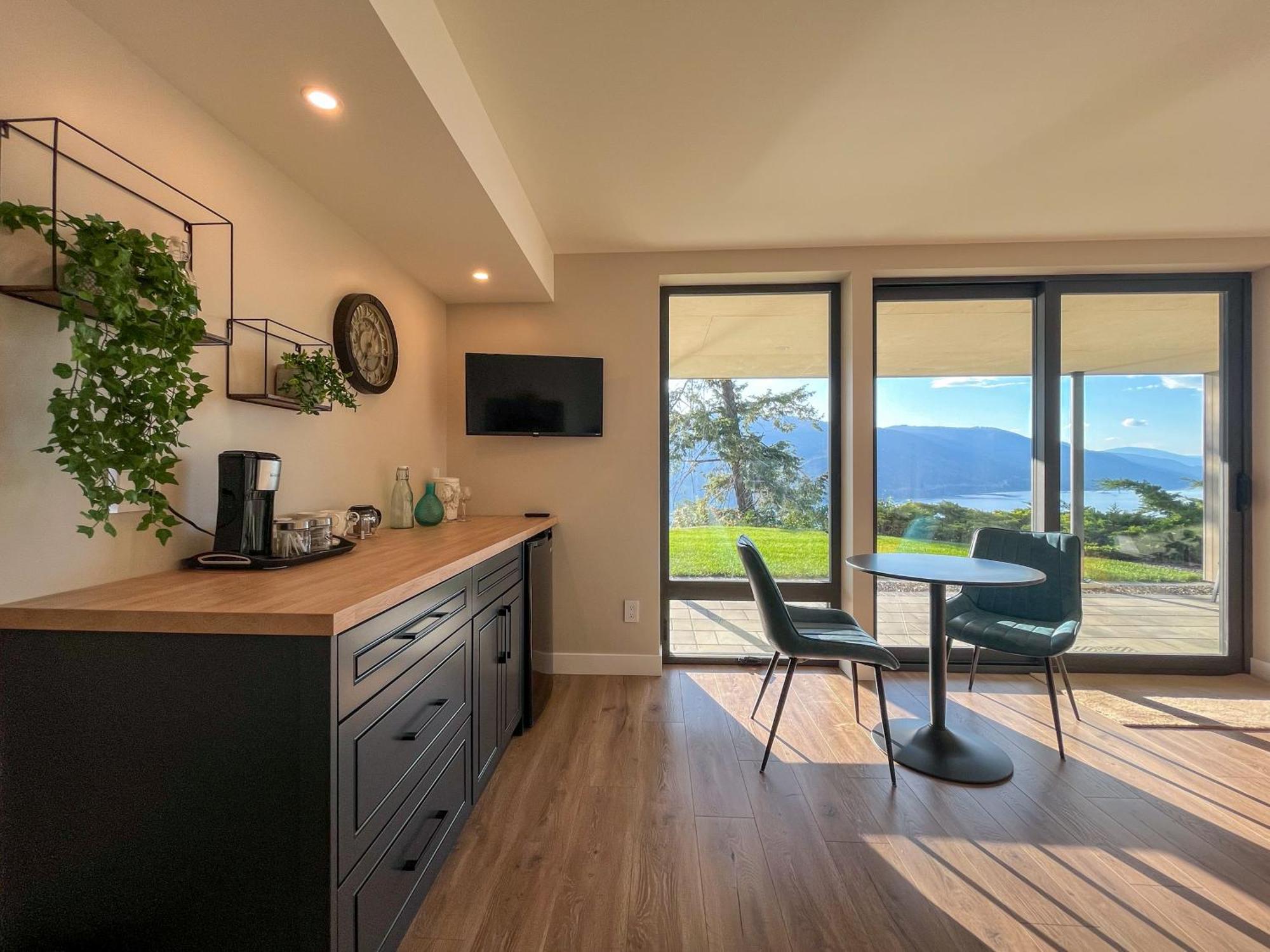 Kelowfornia Lakeview Retreat Келоуна Номер фото