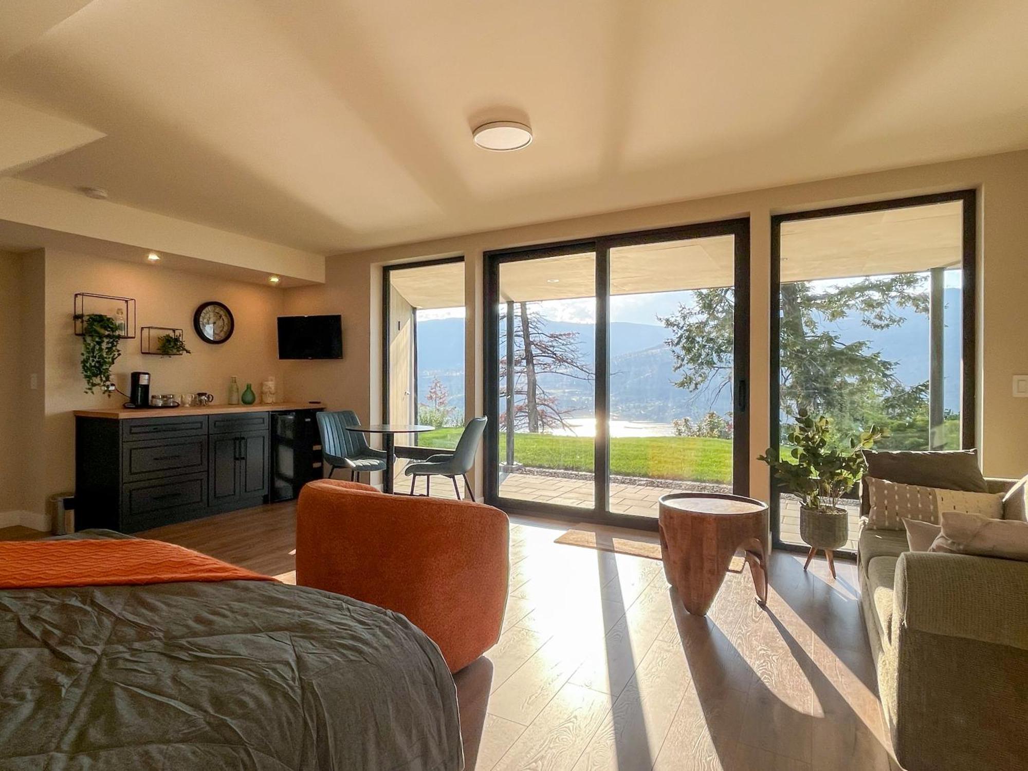 Kelowfornia Lakeview Retreat Келоуна Номер фото